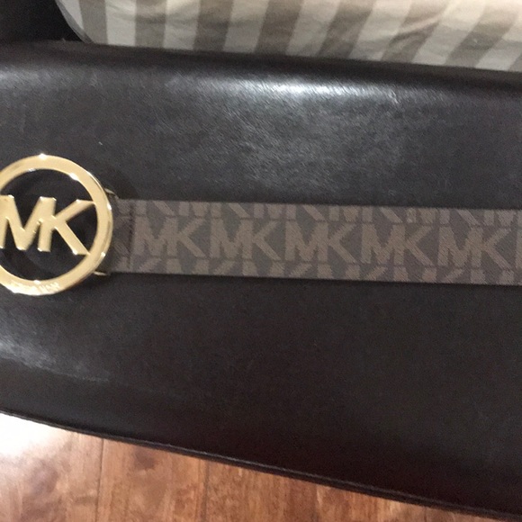 Michael Kors Monogrammed Belt with Logo - Picture 4 of 5